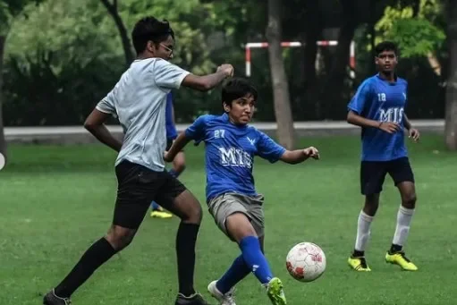 Playing football in a DPS vs MIS match