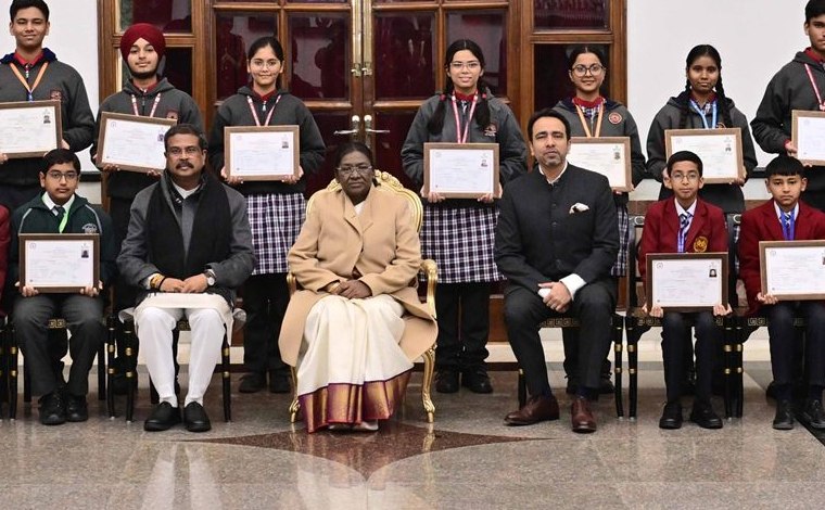 President Droupadi Murmu with the felicitated students at Rashtrapati Bhavan